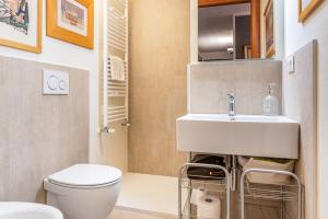 A bathroom at Piccola Venezia Canal View Charming Flat
