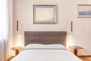 A bed or beds in a room at Piccola Venezia Canal View Charming Flat