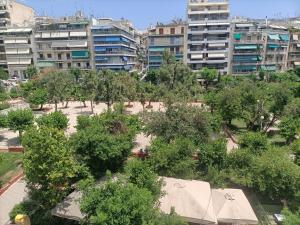 une vue aérienne sur un parc avec des arbres et des bâtiments dans l'établissement Charming Retreat, à Athènes