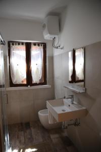 A bathroom at Appartamenti il PALAZZACCIO