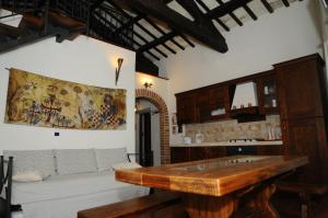 a kitchen with a wooden table in a room at La dimora del ghibellino in Tivoli