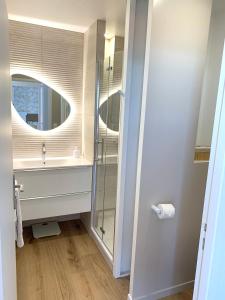 Koupelna v ubytování Élégant appartement T2 en 1ère ligne de l'Étang de Thau avec terrasse - Cures et vacances