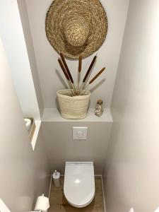 Kúpeľňa v ubytovaní Élégant appartement T2 en 1ère ligne de l'Étang de Thau avec terrasse - Cures et vacances + 15 fotografií