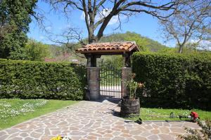 A garden outside Appartamenti il PALAZZACCIO