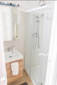 Kúpeľňa v ubytovaní [DOWNTOWN SELINUS] Bright apartment with courtyard