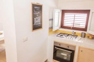 Kuchyňa alebo kuchynka v ubytovaní [DOWNTOWN SELINUS] Bright apartment with courtyard