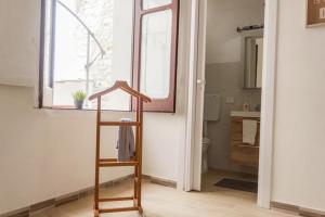 Kúpeľňa v ubytovaní [DOWNTOWN SELINUS] Bright apartment with courtyard
