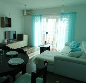 uma sala de estar com uma cama e uma sala de jantar em Apartman Crikvenica 30103 - Zdravko em Crikvenica