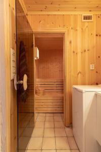 uma pequena casa de banho com sauna numa casa em Beautiful cabin close to activities in Trysil, Trysilfjellet, with Sauna, 4 Bedrooms, 2 bathrooms and Wifi em Trysil