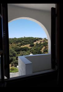 una ventana abierta con vistas a la montaña en On the road house en Apérathos