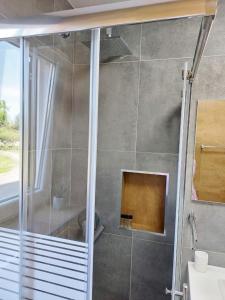 ein Bad mit einer Dusche und einem Waschbecken in der Unterkunft Stefan 1 in Umag