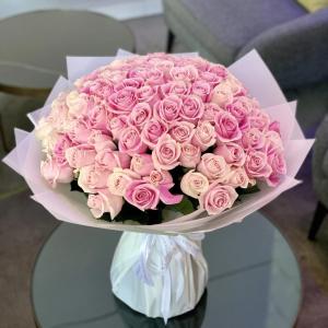 a bouquet of pink roses in a vase on a table at فندق السد الخليجى in Sīdī Ḩamzah
