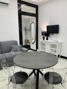 ein Wohnzimmer mit einem Tisch und einem Sofa in der Unterkunft Ferdinando's Home in Neapel