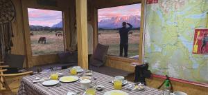 Restoran või mõni muu söögikoht majutusasutuses Vista al Paine - Refugio de Aventura