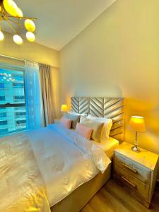 Ένα ή περισσότερα κρεβάτια σε δωμάτιο στο 2BR Dubai Burj View Downtown Skyline with Pool, Gym, & Parking