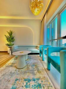 Χώρος καθιστικού στο 2BR Dubai Burj View Downtown Skyline with Pool, Gym, & Parking