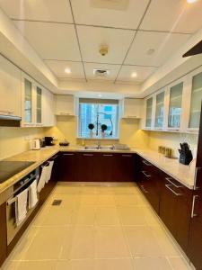 Η κουζίνα ή μικρή κουζίνα στο 2BR Dubai Burj View Downtown Skyline with Pool, Gym, & Parking