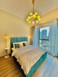 - une chambre avec un grand lit et une grande fenêtre dans l'établissement FIRST CLASS 2BR with Burj Khalifa & Downtown view, à Dubaï