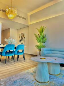 Χώρος καθιστικού στο 2BR Dubai Burj View Downtown Skyline with Pool, Gym, & Parking