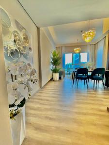 Χώρος καθιστικού στο 2BR Dubai Burj View Downtown Skyline with Pool, Gym, & Parking