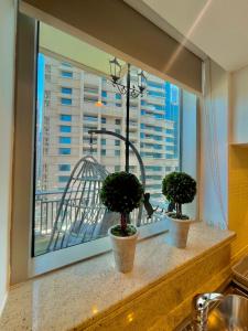 Φωτογραφία από το άλμπουμ του 2BR Dubai Burj View Downtown Skyline with Pool, Gym, & Parking στο Ντουμπάι
