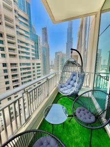 Μπαλκόνι ή βεράντα στο 2BR Dubai Burj View Downtown Skyline with Pool, Gym, & Parking
