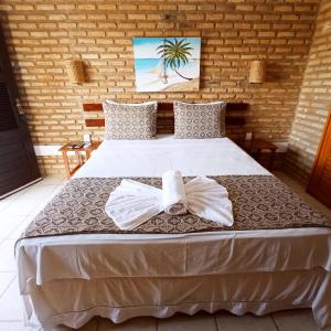 - une chambre dotée d'un lit avec un oriel dans l'établissement Pousada Catavento, à Flecheiras