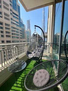 Μπαλκόνι ή βεράντα στο 2BR Dubai Burj View Downtown Skyline with Pool, Gym, & Parking