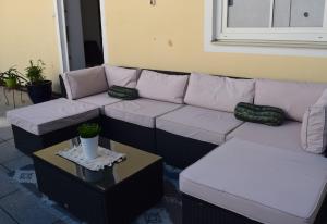 A seating area at BullsLiving Seeapartment 1 AM CORSO