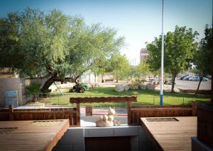 un osito de peluche sentado en una mesa en un parque en Mali Country Hospitality en Eilat