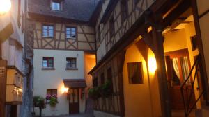 an alley in an old town at night at Victor et Léontine in Ribeauvillé