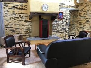 soggiorno con sedie e orologio appeso a una parete di Coucou cottage a Saint-Congard