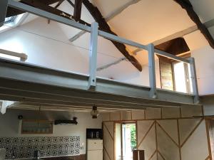 un soppalco in una stanza con soffitti a volta di Coucou cottage a Saint-Congard