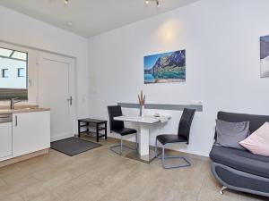 uma sala de estar com uma mesa e um sofá em Apartment Isabella em Umhausen