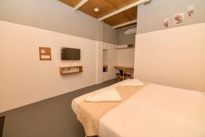En eller flere senge i et værelse på Shine Residency