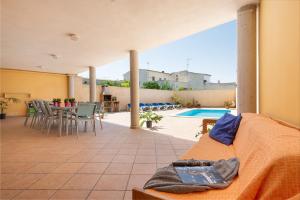 um pátio com uma mesa e cadeiras e uma piscina em Casa de vacaciones Sunset Marimar em Muro