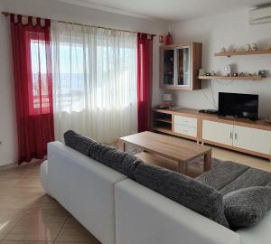 sala de estar con sofá blanco y mesa en Apartment Kristić - Saplunara, Mljet, en Babino Polje