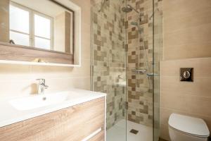 Koupelna v ubytování La Villa Lombardi en Champagne, avec piscine privée et jacuzzi + 48 fotografií