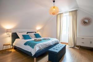 Postel nebo postele na pokoji v ubytování La Villa Lombardi en Champagne, avec piscine privée et jacuzzi