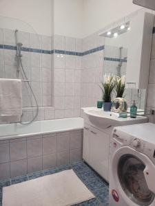 A bathroom at BullsLiving Seeapartment 1 AM CORSO Még 12 kép