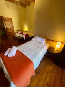 UniondaleにあるSchulteheim Hotelの部屋にベッドが2つある寝室