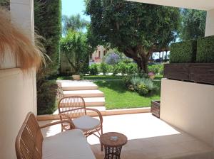 patio con sillas y vistas al jardín en Vigne Vecchie en Casamassella