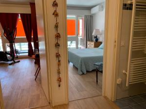 een kamer met een bed en een kamer met een deur bij Chambre d'hôtes Fauvart Antony Réal in Orange