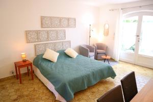 Posteľ alebo postele v izbe v ubytovaní Studio 14 - LES SUITES DE ROBINSON - Résidence avec piscine en bord de Siagne, à Mandelieu-La-Napoule