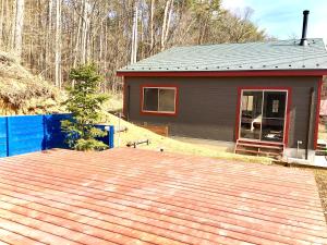 ein Haus mit einer großen Terrasse davor in der Unterkunft 八ヶ岳ヴィラ・M9 in Hokuto