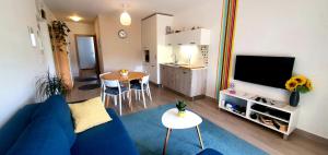 un soggiorno con divano blu e una cucina di Apartment Rosie a Spalato (Split)