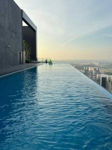 una piscina infinita en la parte superior de un edificio en Sky pool 4 star hotel grade stay in i-City en Shah Alam