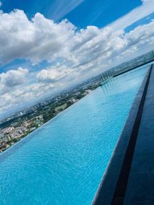 una vista del agua desde la parte superior de un edificio en Sky pool 4 star hotel grade stay in i-City en Shah Alam