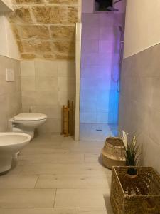 a bathroom with a shower and a toilet and a sink at Pietrabianca Suite in Modugno