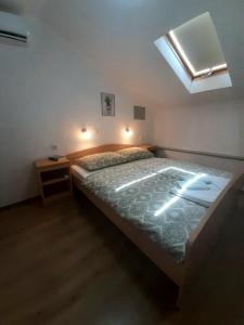 מיטה או מיטות בחדר ב-Holiday house Domy Rab